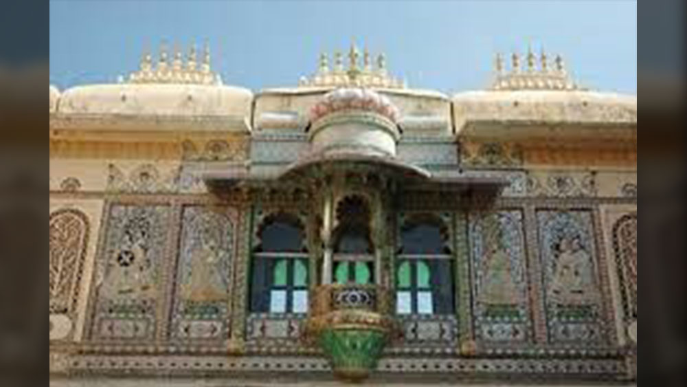 রাজপুত এবং মুঘল স্থাপত্যরীতিতে গ্রানাইট এবং মার্বেল পাথরে এই প্রাসাদ তৈরির সাক্ষী ছিল রাজপরিবারের ২২ টি প্রজন্ম। কাচ, মার্বেল, ম্যুরাল, তৈলচিত্র এবং রুপোর কারুকাজে সম্পূর্ণ হয়েছে প্রাসাদের অন্দরসজ্জা। উদয়পুর প্যালেস কিন্তু একটিমাত্র প্রাসাদ নয়। বরং, এর ভিতরে আছে মোট ১১টি প্রাসাদ।