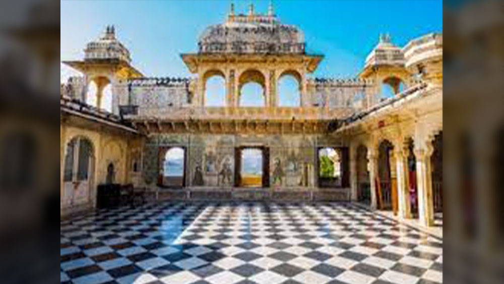 অমর বিলাস, বড়ি মহল, ভীম বিলাস, চিনি চিত্রশালা, ছোটি চিত্রশালি, দিলখুশা মহল, দরবার হল, ফতেপ্রকাশ প্রাসাদ, কৃষ্ণ বিলাস, লক্ষ্মী বিলাস চক, মানক মহল, মোর চক, রং ভবন এবং শীশ ভবন এই প্রাচীন প্রাসাদের অন্যতম আকর্ষণ। হলিউড-বলিউডের কিছু ছবির শ্যুটিংও হয়েছে এই প্রাসাদে