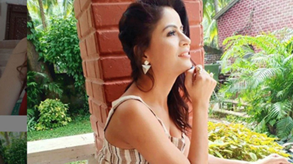 গহনার বিরুদ্ধে অভিযোগ, তিনি নাকি ছবির দুনিয়ায় কাজের জন্য আসা নতুন এবং পরিশ্রমী অভিনেতা-অভিনেত্রীদের টাকার লোভ দেখাতেন।