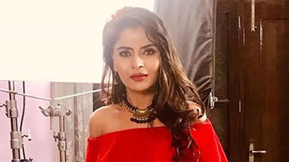 ২০১২-র ‘মিস এশিয়া বিকিনি’ প্রতিযোগিতায় প্রথম হয়েছিলেন গহনা। তারপর প্রচুর নামী সংস্থার মডেল হয়েও কাজ করেছেন।