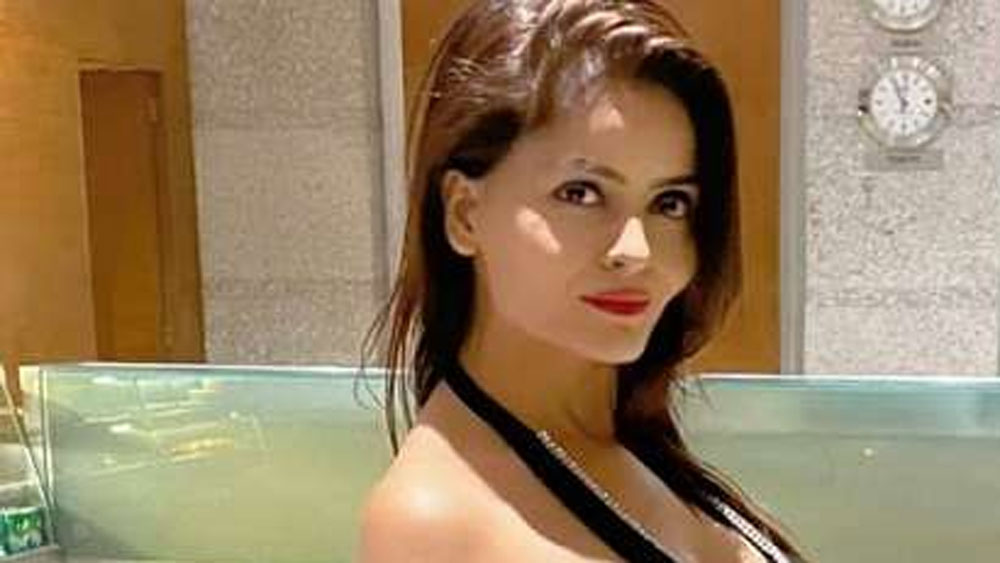 গহনার জন্ম ছত্তীসগঢ়ে। বাবা ছিলেন শিক্ষা দফতরের কর্মী এবং তাঁর ঠাকুরমা ছিলেন একটি স্কুলের অধ্যক্ষা। গহনা নিজেও পড়াশোনায় খুব মনোযোগী ছিলেন। তিনি কম্পিউটার ইঞ্জিনিয়ার। তবে পেশা হিসাবে বেছে নেননি ইঞ্জিনিয়ারিং।