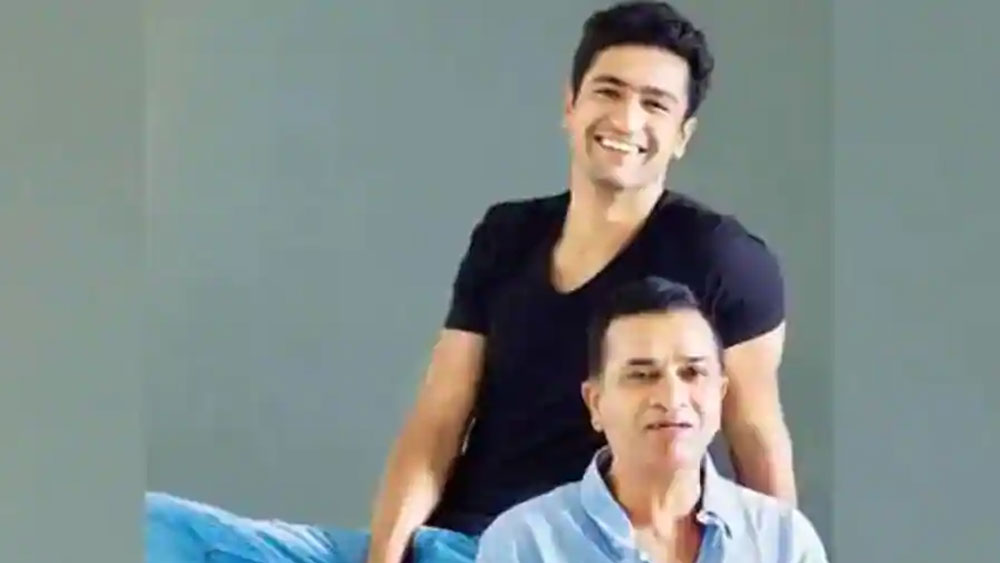 ভিকি কৌশলের বাবা শ্যাম ছিলেন হিন্দি ছবির স্টান্ট ডিরেক্টর। ভিকির কোনও দিনই অভিনেতা হওয়ার ইচ্ছে ছিল না। বরং তাঁকে বেশি টানত পরিচালনা। ‘গ্যাংস অব ওয়াসিপুর’ ছবিতে তিনি সহকারী পরিচালক হিসেবে কাজও করেছেন।