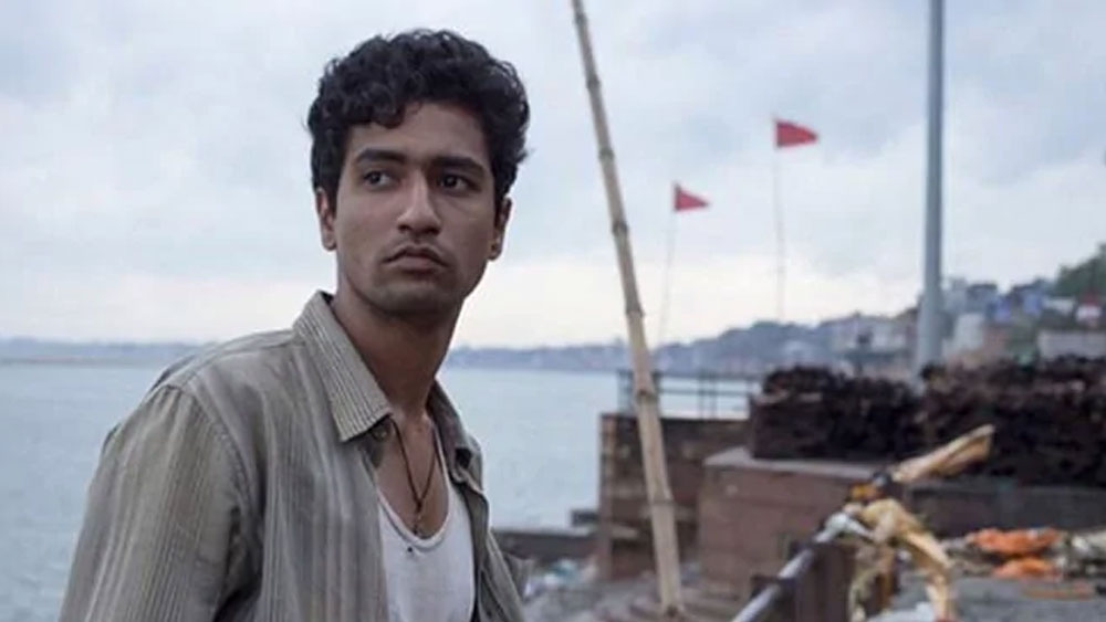 সহকারী পরিচালক হিসেবে কাজ করার সময় অনেকেই ভিকিকে বলেছিলেন অভিনয় শুরু করার জন্য। তার পর থেকেই তাঁর আগ্রহ বাড়ে অভিনয়ের প্রতি। তিনিও চেষ্টা করতে থাকেন কোনও ভূমিকায় অভিনয়ের সুযোগ পাওয়ার।