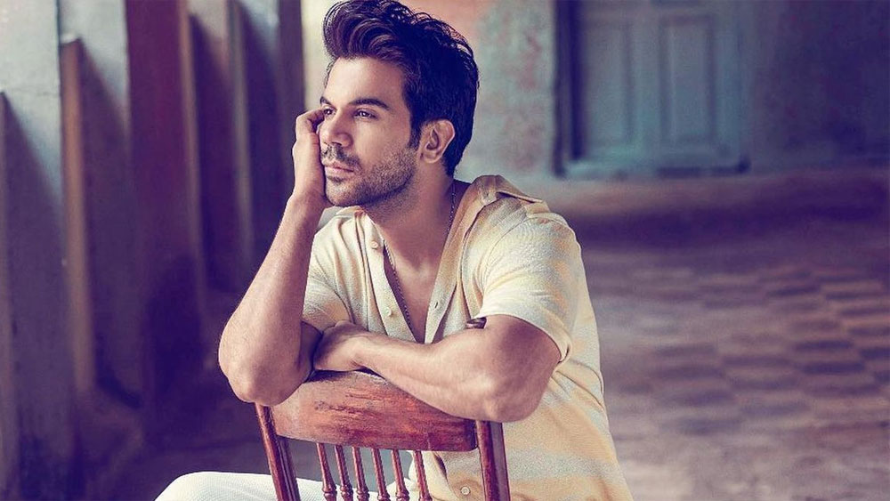 একে নতুন পরিচালক, তার উপর বাজেট কম। নীরজ জানতেন, তিনি কোনও সুপারস্টারকে পাবেন না। নায়ক দীপক চৌধুরীর ভূমিকায় তাঁর প্রথম পছন্দ ছিলেন রাজকুমার রাও।