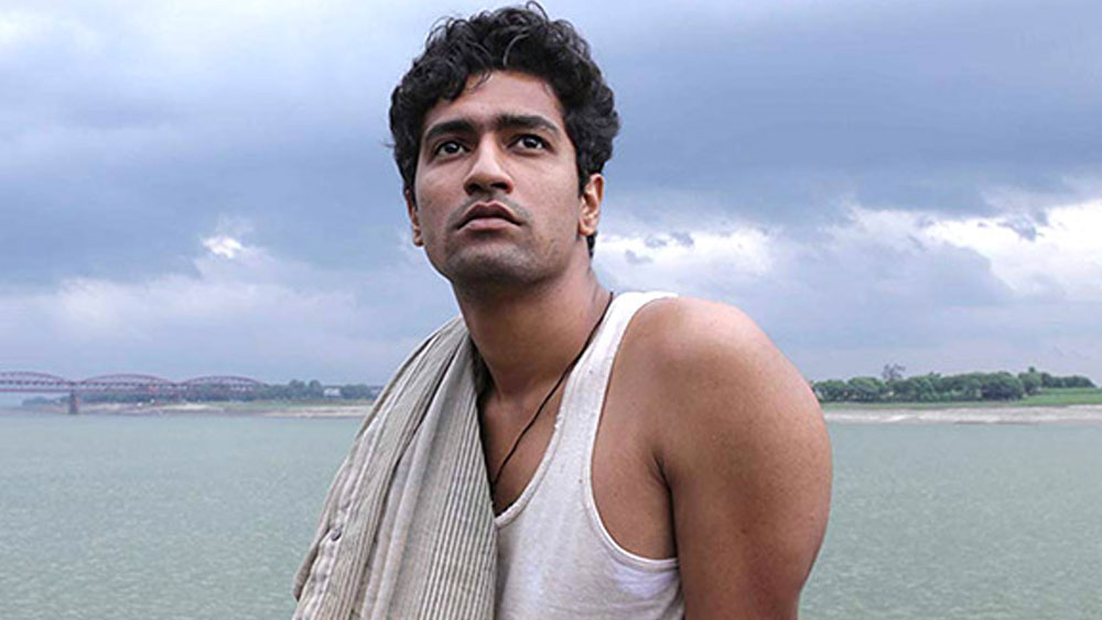 ভিকি কথা দিয়েছিলেন নীরজকে, তিনি নিজের সেরাটা তাঁর ছবির জন্য দেবেন। কথা রেখেছিলেন ভিকি। উজাড় করে অভিনয় করেছিলেন ‘মসান’-এ। প্রথম সুযোগেই বাজিমাত করেন তিনি।