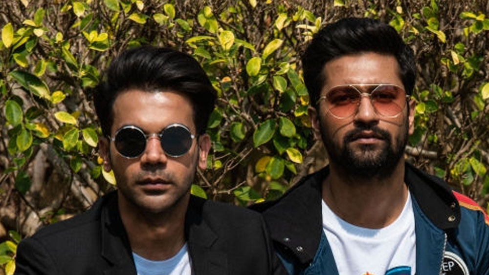 রাজকুমার রাও এবং ভিকি কৌশল-দুই বহিরাগত অভিনেতাই এখন বলিউড শাসন করছেন। কয়েক বছরের কেরিয়ারে দু’জনেই জাতীয় পুরস্কার লাভ করেছেন। তবে নিজের অজান্তেই ভিকি কৌশলকে বলিউডে পা রাখতে সাহায্য করেছিলেন রাজকুমার রাও। 