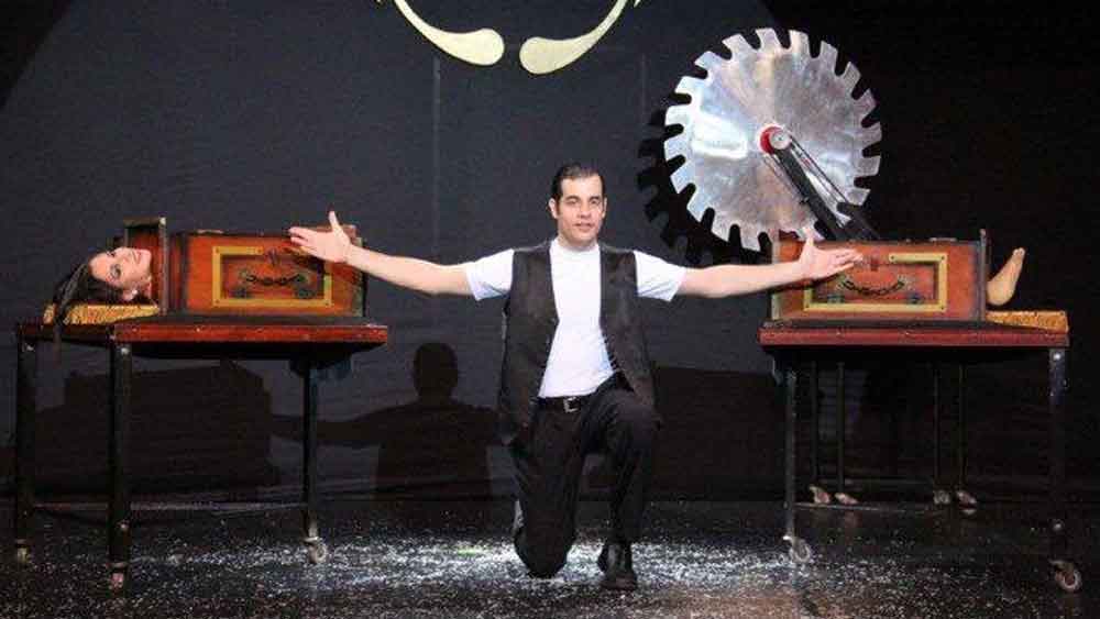 বাক্সে শুইয়ে করাত চালিয়ে দু’ খানা করে ফেললেন। দু’টো টুকরো সরিয়ে দিলেন  মঞ্চের দু’প্রান্তে।