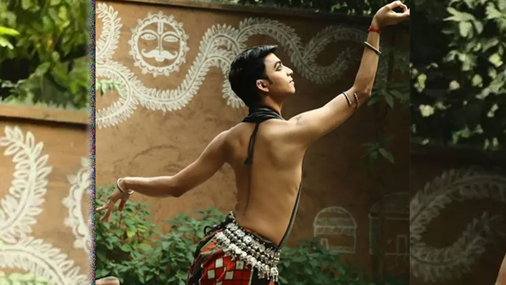 সমাজের এ সব একপেশে মনোভাবের বিরুদ্ধে গিয়ে ২১ বছর বয়সে ছেলেকে ওডিশি নাচে ভর্তি করিয়ে দেন। ছেলেকে আত্মসম্মান নিয়ে চলার পরামর্শ দেন। ছেলের সবচেয়ে ভাল বন্ধু হয়ে ওঠেন।