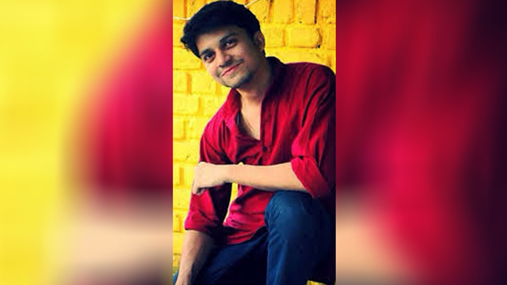 এমন একটা সময়ে জীবন শেষ করে দেওয়াই শ্রেয় মনে হয়েছিল তাঁর। গলায় কাপড় পেঁচিয়ে আত্মহত্যার চেষ্টাও করেন। কিন্তু চোখের সামনে মা-বাবার মুখ ভেসে ওঠায় সেটা সম্ভব হয়নি।