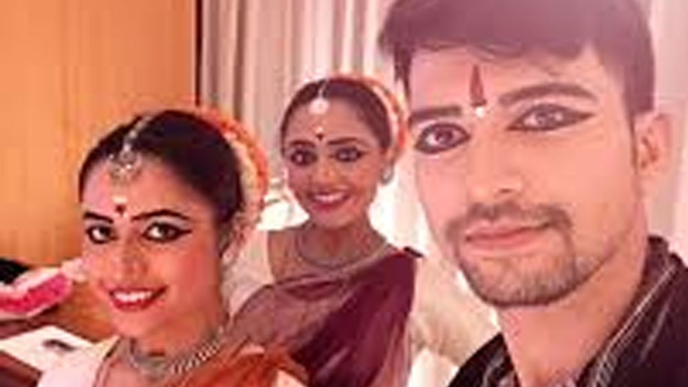 বয়স বাড়ার সঙ্গে সঙ্গে পরিস্থিতি আরও শ্বাসরোধী হয়ে উঠতে শুরু করে প্রেমের কাছে। বাড়ি থেকে বার হওয়াই তাঁর পক্ষে দুঃসাধ্য হয়ে পড়েছিল। কোনও বন্ধু ছিল না তাঁর অথচ তাঁকে নিয়ে ব্যঙ্গ করার লোকের অভাব ছিল না।