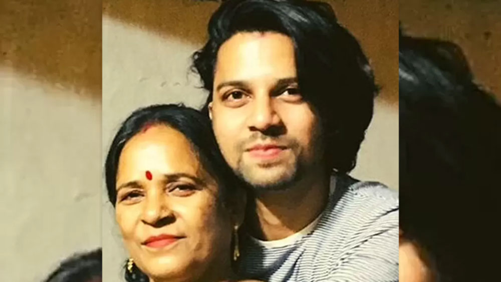 স্কুলের শিক্ষকদের টিপ্পনী থেকেও রক্ষা পেতেন না তিনি। ফলে সহপাঠীরাও তাঁকে সহজেই ব্যঙ্গ করার সুযোগ পেতেন। সময়ে অসময়ে তাঁকে কখনও ‘নাচনি’, কখনও ‘ছক্কা’ এমন সব ব্যঙ্গাত্মক মন্তব্য শুনতে হয়েছে। আত্মীয়স্বজনেরাও ব্যঙ্গ করার সুযোগ হাতছাড়া করতেন না।  