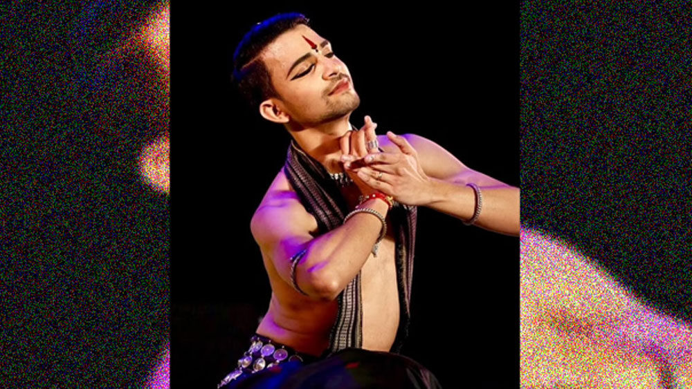 মেয়েলি পোশাক পরে নাচতে ভালবাসতেন তিনি। তাঁর এই স্বভাবের জন্য ছোট থেকেই নানা কুমন্তব্য শুনতে হয়েছে তাঁকে।