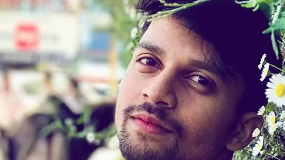 সেই প্রেমই এক সময় মানসিক ভাবে এতটাই বিপর্যস্ত হয়ে পড়েছিলেন যে গলায় কাপড় পেঁচিয়ে আত্মহত্যার চেষ্টাও করেছিলেন। যদিও মা-বাবার কথা ভেবে সেই কঠিন সিদ্ধান্ত নিতে পারেননি তিনি।