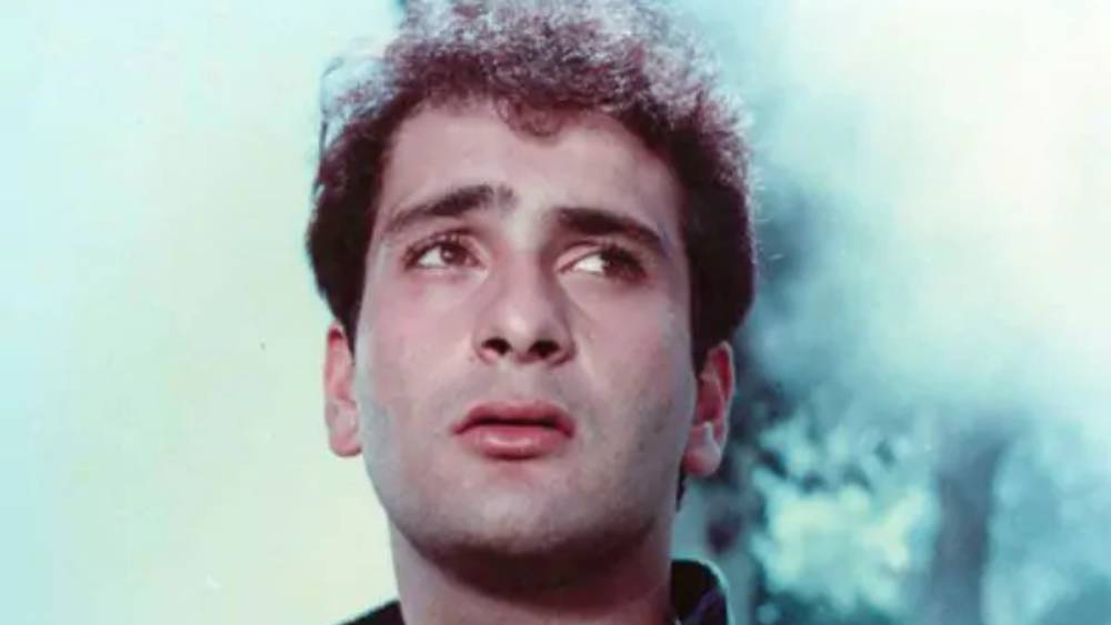 রাজ ও কৃষ্ণা কপূরের ছোট ছেলে রাজীবের জন্ম ১৯৬২ সালের ২৫ অগস্ট। ছবিতে আত্মপ্রকাশ ২১ বছর বয়সে। তাঁর প্রথম ছবি ‘এক জান হ্যায়ঁ হম’ মুক্তি পেয়েছিল ১৯৮৩ সালে। তার আগে কয়েকটি ছবিতে সহকারী পরিচালক হিসেবে কাজ করেছিলেন রাজীব।