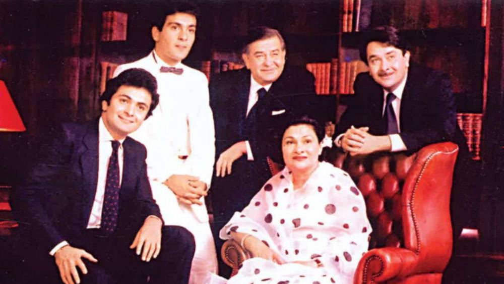 রাজীবের প্রিয় ছবি ছিল ‘মেরা নাম জোকার’। ছবিটি তিনি দেড়শো বারেরও বেশি দেখেছিলেন। শোনা যায়, রাজীবকে নিয়ে ‘বাস কন্ডাক্টর’ বলে একটি ছবি করার ইচ্ছে ছিল রাজ কপূরের। কিন্তু শেষ অবধি ছবিটির কাজ শেষ হয়নি।