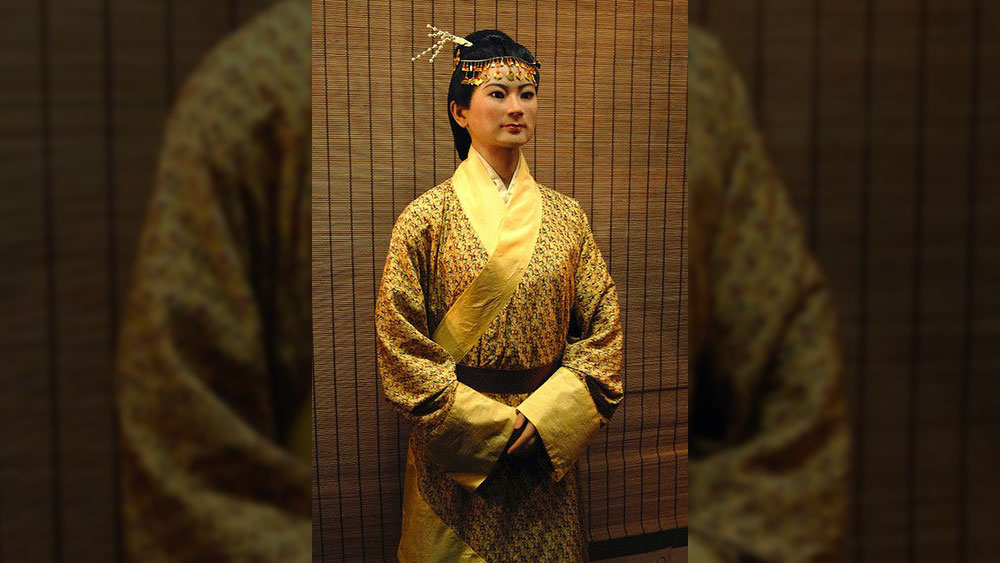 অক্ষত মাথার চুল, টানাটানা চোখের পাতাও। তাঁর সৌন্দর্যকে ঈর্ষা করবেন যে কোনও মডেল। শুধু তাঁর বয়সটা একটু বেশি, হাজার দু’য়েক বছর। অলৌকিক ঘটনা নয়। চিনে আবিষ্কৃত ২ হাজার বছরের পুরনো এক মমি আজও বিশ্বের অন্যতম রহস্য।।