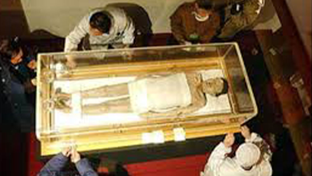 দেহটি ৮০ লিটারের এক তরল পদার্থে ডুবিয়ে রাখা হয়েছিল। এই তরলের মধ্যে সামান্য ম্যাগনেশিয়াম পাওয়া যায়। আশ্চর্য এটাই যে এখনও সঠিক ভাবে জানা যায়নি যে কী তরলের মধ্যে হুইয়ের দেহটিকে রাখা হয়েছিল যার ফলে এখনও হুইয়ের চোখের পাতা, চুল, শিরায় রক্ত বর্তমান।