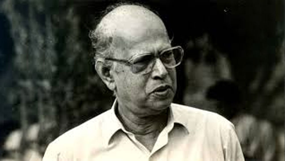 মাধুরী নামেই তিনি অভিনয় করেন তপন সিন্‌হার ‘টনসিল’ ছবিতে। এর পর ১৯৬০ সালে মুক্তি পায় মৃণাল সেনের ছবি ‘বাইশে শ্রাবণ’। এই ছবি থেকেই তাঁর নাম পাল্টে যায়। বিজয় চট্টোপাধ্যায় নতুন নাম দেন, ‘মাধবী’। তার পর এই নামেই তিনি সমৃদ্ধ করেছেন বাংলা চলচ্চিত্রকে।