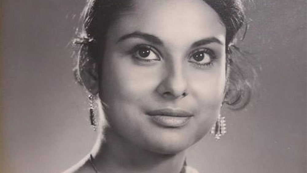 ‘বাইশে শ্রাবণ’ এবং ‘আজ কাল পরশু’ ছবিতে তাঁর অভিনয় দেখে মুগ্ধ হয়েছিলেন সত্যজিৎ রায়। তিনি মাধবীকে সুযোগ দেন ‘মহানগর’ ছবিতে। নরেন্দ্রনাথ মিত্রের ‘অবতরণিকা’ ছোটগল্প অবলম্বনে তৈরি এই ছবিতে ‘আরতি’-র ভূমিকায় মাধবীর দৃপ্ত অভিনয় শুধু বাংলা ছবির নয়, বিশ্ব চলচ্চিত্রের অন্যতম সম্পদ।