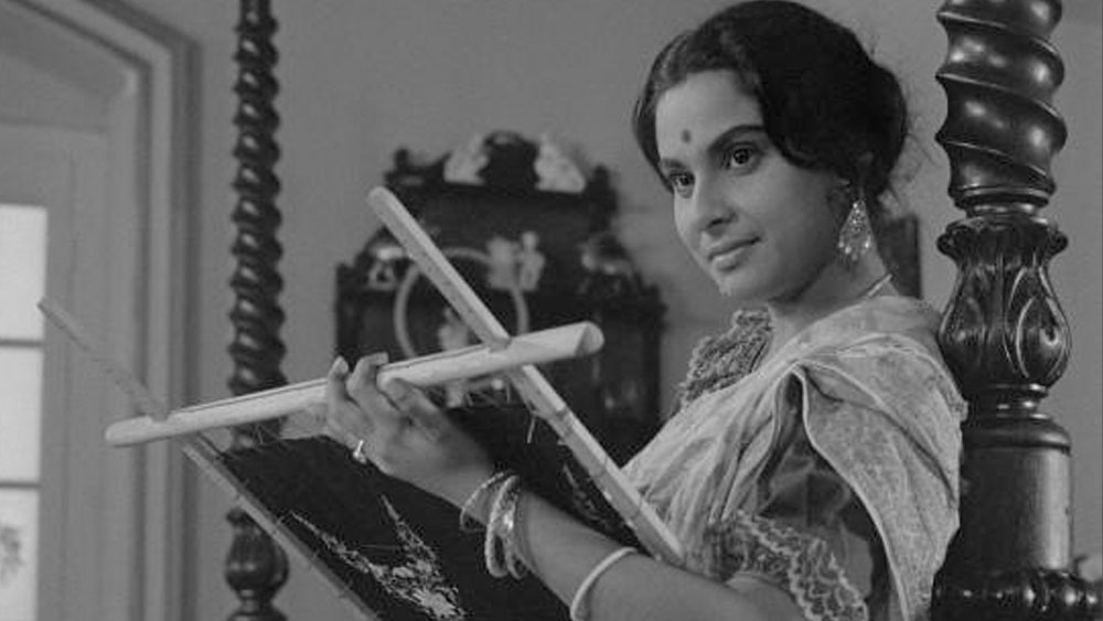 একাধিক সাক্ষাৎকারে মাধবী বার বার জানিয়েছেন, ‘চারুলতা’-ই তাঁর জীবনের শ্রেষ্ঠ ছবি। চারুর মতো জটিল চরিত্র পর্দায় ফুটিয়ে তুলতে পেরে তাঁর ভাল লেগেছিল। অভিনয়জীবনের শুরুতেই ‘মহানগর’ এবং ‘চারুলতা’-র মতো নারীকেন্দ্রিক ছবিতে অভিনয়ের সুযোগ তাঁর কাজের গতিপথ পাল্টে দিয়েছিল। মনে করেন মাধবী।