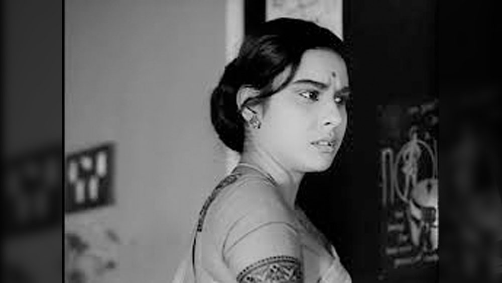 কিন্তু মাধবীর মা অনড়। তিনি মেয়েকে পাঠাবেনই। শেষ অবধি মায়ের কথাতেই মাধবী গিয়েছিলেন। দু’তিন বার সাক্ষাতের পরে তাঁর হাতেই চিত্রনাট্য তুলে দেন বিশ্ববরেণ্য পরিচালক। পরে তিনি বলেছিলেন, মাধবীর মধ্যে অভিনয়ের সহজাত গুণ আছে। তাঁকে বেশি শেখাতে হয় না। সহজেই তিনি সেরাটা উজাড় করে দেন পর্দায়।