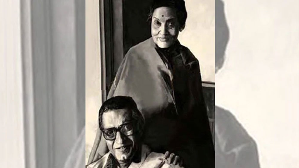 সত্যজিৎ-মাধবীর সম্পর্কের গুঞ্জনও বাংলা ছবির অন্যতম অংশ। তাঁরা দু’জনে কোনও দিন এই গুঞ্জন নিয়ে কিছু বলতে চাননি। তবে এই টানাপড়েন লুকিয়ে থাকেনি বিজয়া রায়ের কলমে। তিনি তাঁর আত্মজীবনী ‘আমাদের কথা’-য় লিখেছেন এই গুঞ্জন তাঁকে কষ্ট দিয়েছিল। তবে সেখানেও অভিনেত্রীর পরিচয় প্রকাশ করা হয়নি।