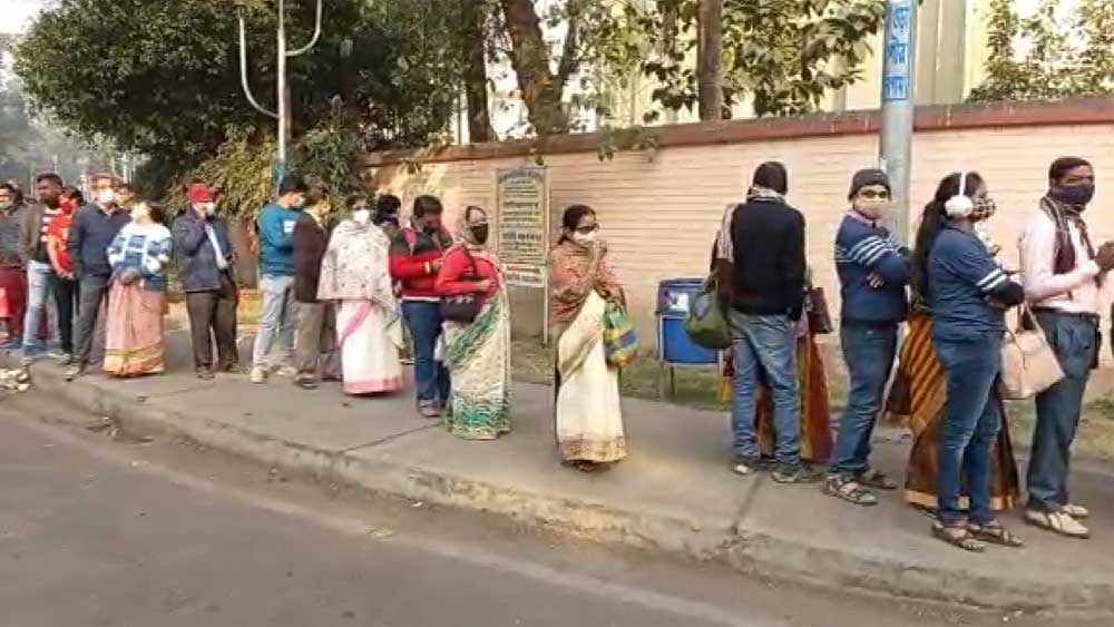 বুধবার সকাল থেকেই মঠে প্রবেশের জন্য দেখা গেল সেই পরিচিত দীর্ঘ লাইন। 