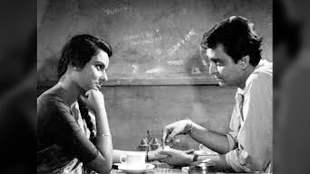 ১৯৬৫ সালে মুক্তি পায় সত্যজিতের পরিচালনায় মাধবীর তৃতীয় তথা শেষ ছবি ‘কাপুরুষ মহাপুরুষ’। এর পর দু’জনকে আর একসঙ্গে কাজ করতে দেখা যায়নি। শুধু সত্যজিৎ রায়ই নন। মাধবী তাঁর অভিনয় প্রতিভার ছাপ রেখেছেন মৃণাল সেন ও ঋত্বিক ঘটকের পরিচালনাতেও।