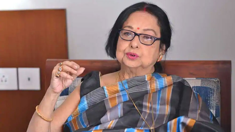 অভিনেত্রী পরিচয়ের সঙ্গে মাধবী স্বচ্ছন্দ রাজনৈতিক পরিমণ্ডলেও। অভিনেত্রী এবং রাজনীতিক— তাঁর দু’টি পরিচয়ের মাঝে একটা অদৃশ্য লক্ষ্মণরেখা বিরাজ করে। যার দু’দিকের ছায়া এগিয়ে চলে সমান্তরাল ভাবে। কেউ কাউকে ঢেকে রাখে না। আবার ছাপিয়েও যায় না।