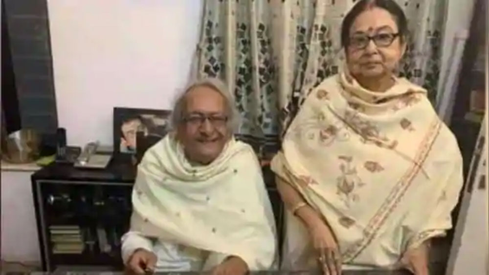  ব্যক্তিগত জীবনে গাঁটছড়া বেঁধেছিলেন অভিনেতা নির্মলকুমারের সঙ্গে। কিন্তু সেই দাম্পত্য ভেঙে গিয়েছে। বিবাহিত সম্পর্ক থাকলেও দু’জনে আলাদা থাকেন। তবে দু’জনের মধ্যে সৌহার্দ্যপূর্ণ বন্ধুত্ব আছে এখনও। কিছু দিন আগেই নির্মলকুমারের জন্মদিনে মাধবীর উপস্থিতির ছবি উজ্জ্বল হয়ে আছে নেটাগরিকদের মনে।