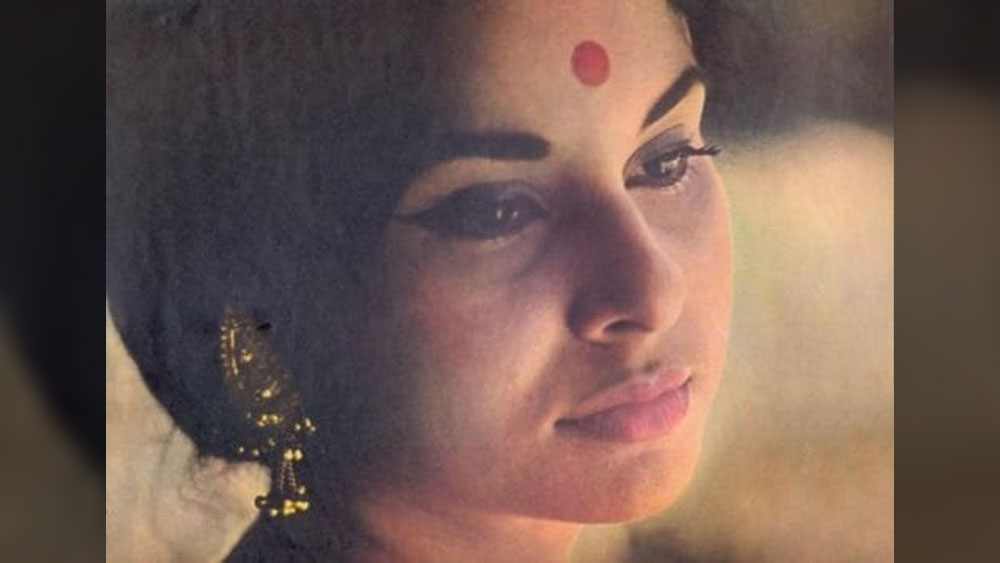 নিছক নায়িকা হতে চাননি কোনও দিন। তাই বলে জনপ্রিয়তায় ভাটাও পড়েনি। দেখিয়ে দিয়েছেন একইসঙ্গে বাণিজ্যিক ছবির নায়িকা এবং সমান্তরাল ছবির সফল অভিনেত্রী হওয়া যায়। তাঁর হাতের দূরবিনই এখনও বাঙালি দর্শকের নিঝুম দুপুরের ক্যালাইডোস্কোপ।