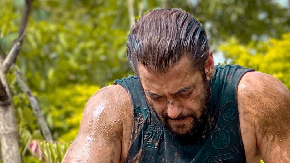 সলমনের এই দুটো বৈশিষ্ট্যই কপালে ভাঁজ ফেলেছিল রণধীর কপূরের বড় ভাই রাজীব কপূরের। তাঁর ছবির নায়িকা বাঁচাতে এতটাই মরিয়া হয়ে পড়েছিলেন যে প্রকাশ্যে কাশ্মীরের এক রেস্তরাঁয় বড়সড় লড়াইও হয়ে ছিল তাঁদের।