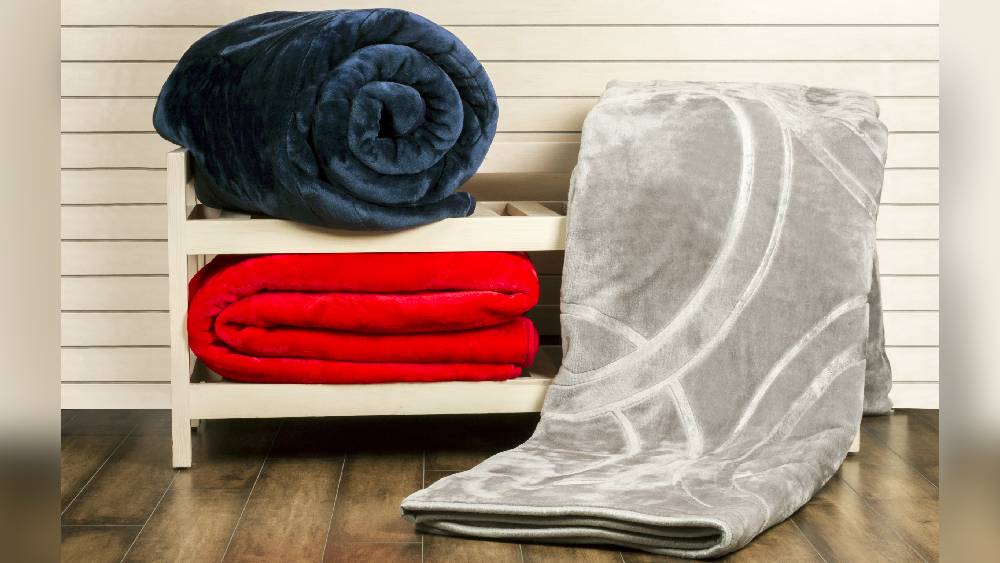 পোকামাকড় এড়াতে লেপ- কম্বলের আলমারিতে রেখে দিন ন্যাপথলিন বল ।