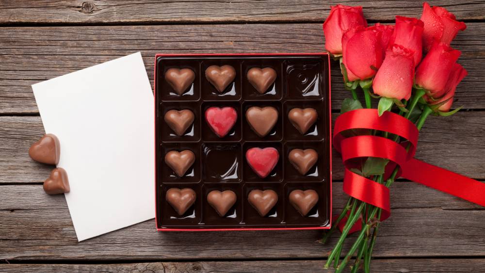 কথা দেওয়ার সঙ্গে সঙ্গে প্রিয়জনের জন্য থাকুক ছোট্ট কিছু উপহার।