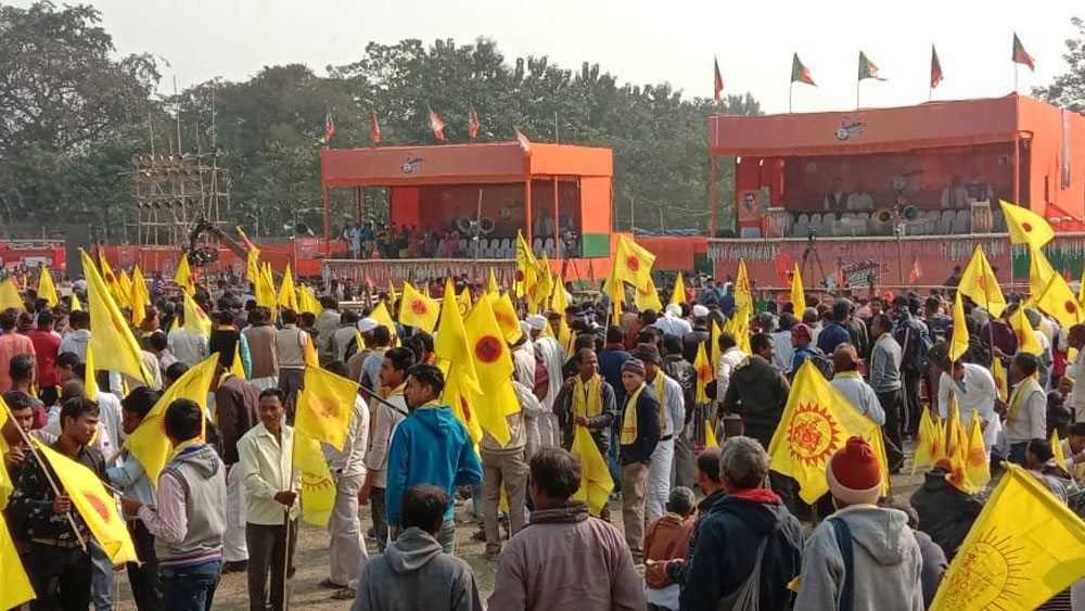 অমিত শাহের সভাস্থলে অনন্ত মহারাজের সমর্থকদের ভিড়।