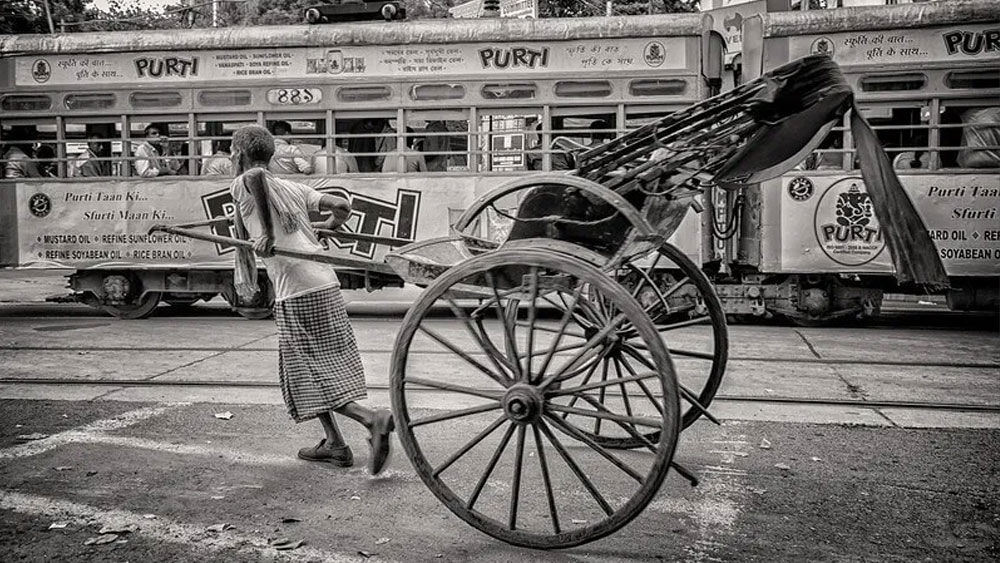 তবে প্রথম দিকে রিকশা ছিল মানুষের হাতে টানা এবং দুই চাকার। অনেক পরে রিকশায় চেন বসে। কলকাতায় প্রথম দিকে রিকশাচালকরা সবাই ছিলেন সকলে চিনা সম্প্রদায়ের।