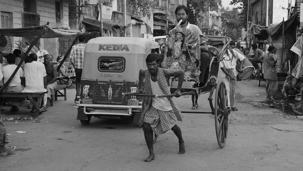 রিকশা-র পুরো নাম ‘জিন-রি-কি-শ’। জাপানি ভাষায় যার অর্থ ‘মানুষ টানা গাড়ি’। জাপান থেকে এই গাড়ি পৌঁছয় চিনের সাংহাই শহরে। ভারতে রিকশার প্রথম বার পা পড়ে ১৮৮০ খ্রিস্টাব্দে, সিমলায়।