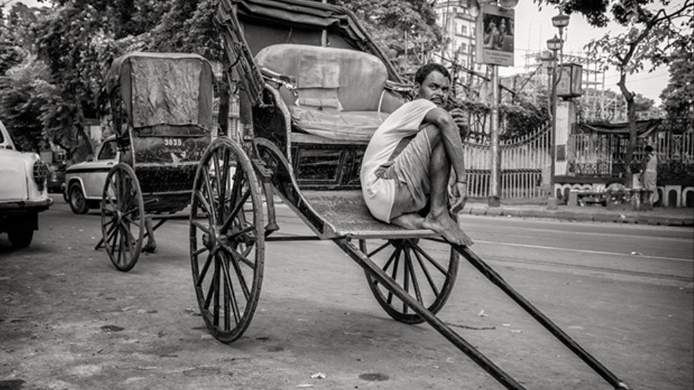  সিমলা থেকে কলকাতায় রিকশার আসতে সময় লেগে গেল ২০ বছর! চিনা সম্প্রদায়ের কিছু সংখ্যক মানুষ নিজেদের প্রয়োজনে রিকশা নিয়ে এসেছিলেন কলকাতায়। প্রথম বিশ্বযুদ্ধের সময়ে চিনারাই ছিলেন কলকাতার রিকশাচালক।