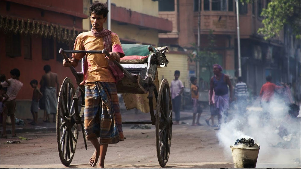 তবে বেশি দিন তাঁদের একচ্ছত্র আধিপত্য থাকল না। কয়েক বছরের মধ্যেই ভারতীয়দের আধিপত্য তৈরি হল এই পেশায়। তবে হাতেটানা রিকশাচালক হিসেবে বিহারের মানুষ বরাবরই টেক্কা দিয়েছেন বাঙালিদের।