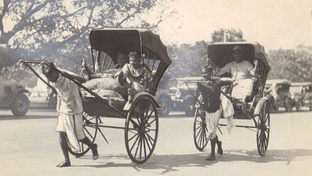 ব্রিটিশ আমলের শেষ দিকে ১ মাইল পর্যন্ত ২ জন আরোহীর ক্ষেত্রে রিকশার ভাড়া ছিল ৩ আনা। তার পর মাইলপিছু ভাড়া বাড়ত ৩ আনা করে।