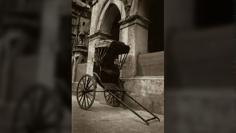 রিকশার ঘণ্টার টুংটাং শব্দের আড়ালে চাপা পড়ে গেল পালকির গান।