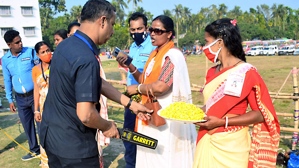ফুলের ডালি পরীক্ষা করছেন নিরাপত্তারক্ষী। 