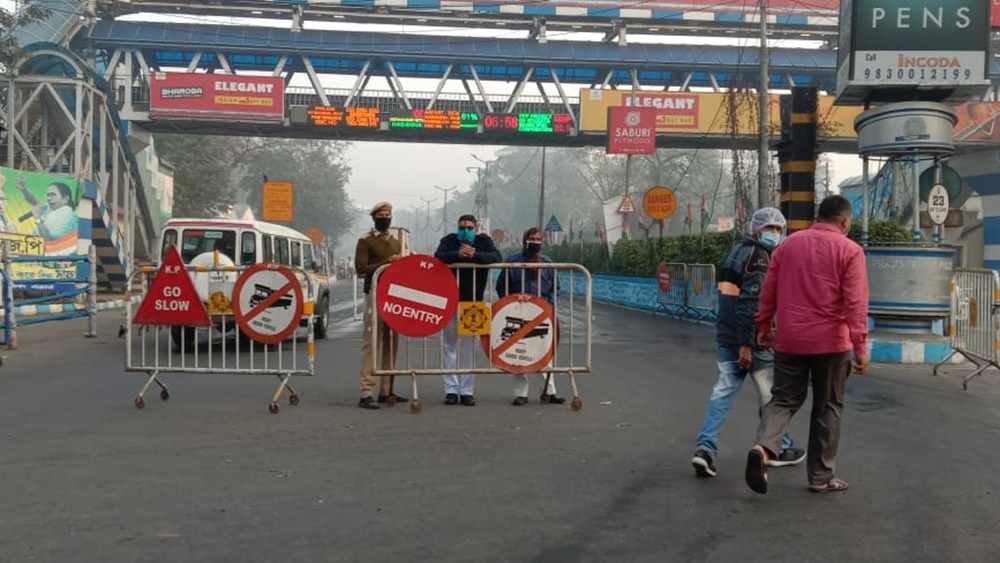 জনজীবন স্বাভাবিক রাখতে পথে পুলিশ।