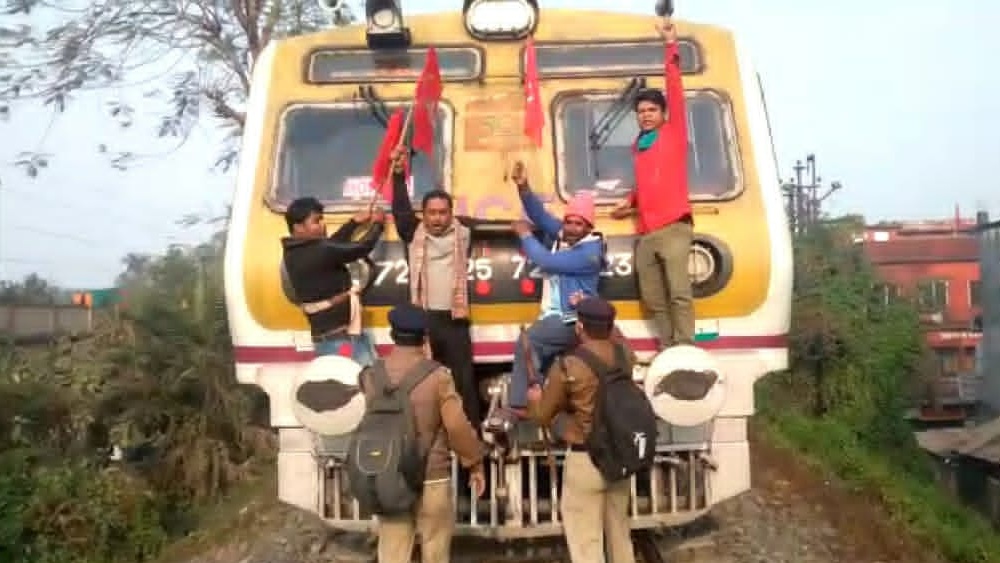 হাওড়া দক্ষিণ-পূর্ব শাখায় রেল অবরোধ।