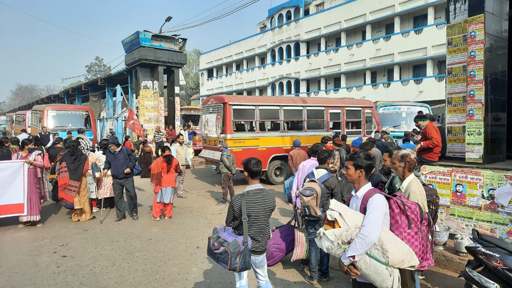 আসানসোল বাসস্ট্যান্ডে অপেক্ষা যাত্রীদের।