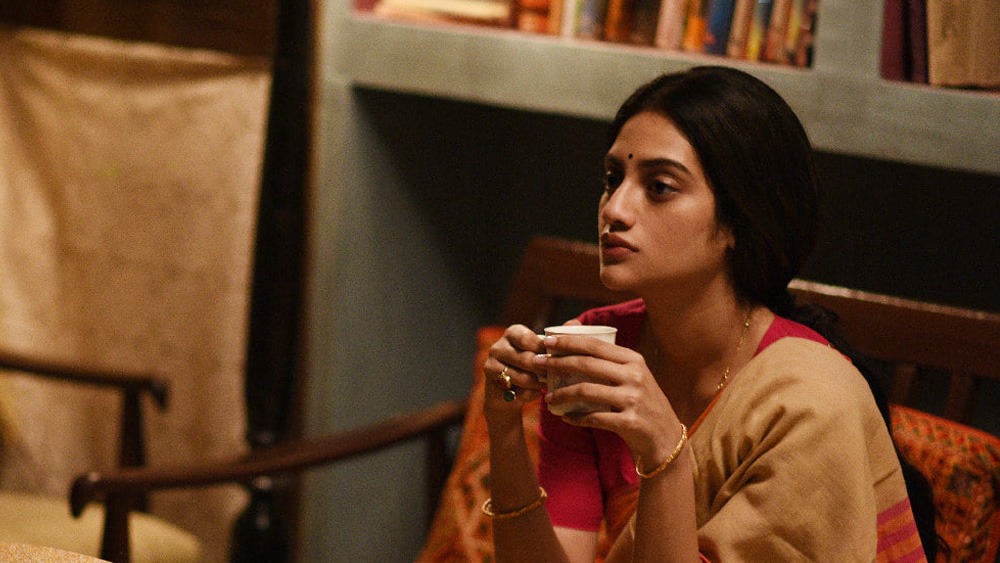 নুসরত এরকম অন্য ধারার ছবিতে তার স্ত্রীর চরিত্রে বেশ প্রশংসনীয়। 