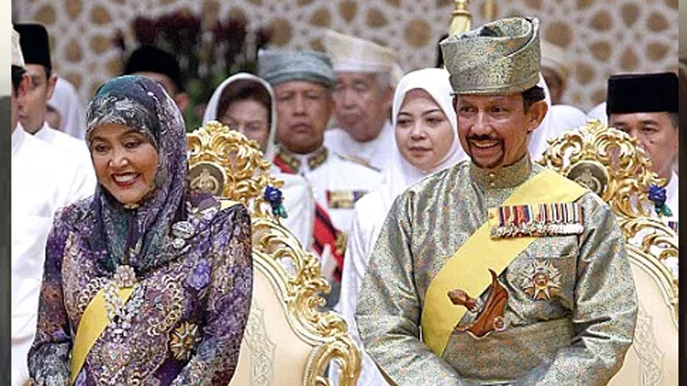 রাজারা সোনার চামচ মুখে দিয়ে জন্মাতেন, সোনার থালায় খেতেন— এ সব কথা অনেক শুনেছেন। কিন্তু সোনার প্রাসাদ! এ বিশ্বে এমন এক রাজা রয়েছেন তিনি বসবাসের জন্য আস্ত সোনার প্রাসাদই বানিয়ে ফেলেছেন।