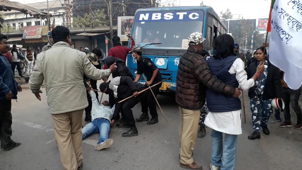 কোচবিহারে কংগ্রেস কর্মীদের অবরোধ সরাচ্ছে পুলিশ।