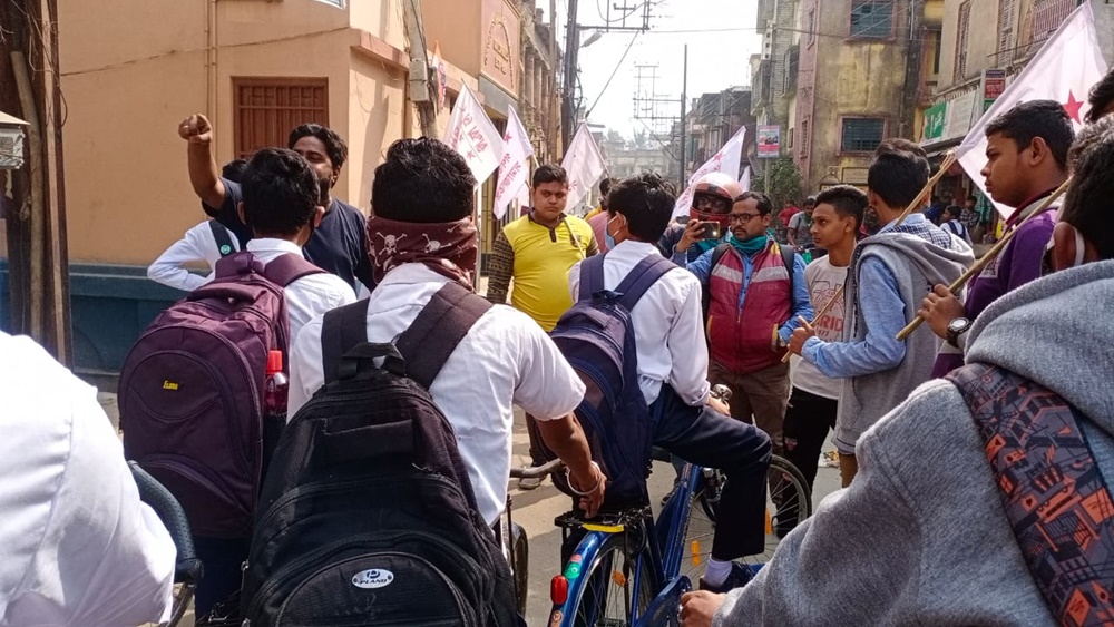 চুঁচুড়াতে ছাত্রদের স্কুলে ঢুকতে বাধা এসএফআই-এর।