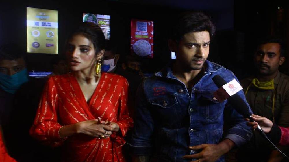 প্রিমিয়ারে একসঙ্গে নুসরত এবং যশ।